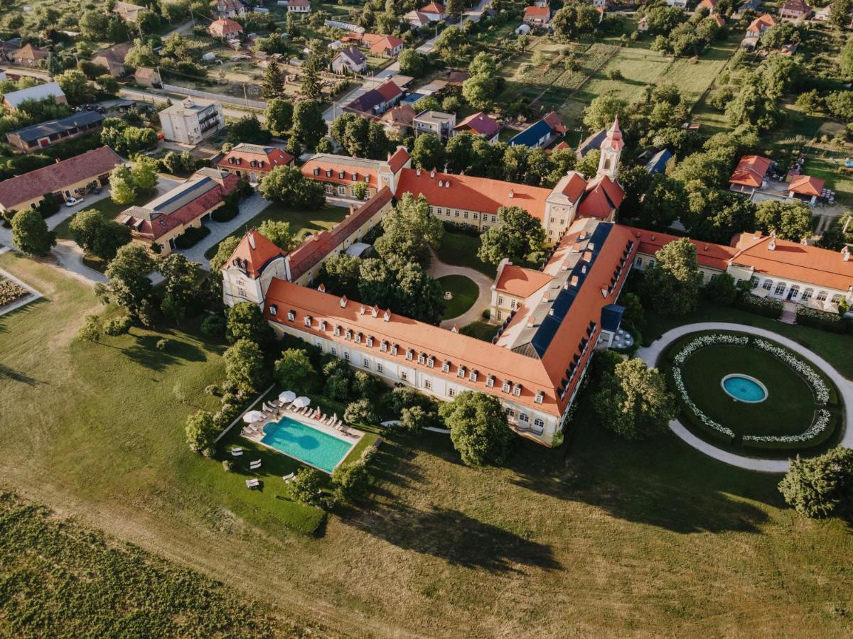Hotel Chateau Bela Екстер'єр фото